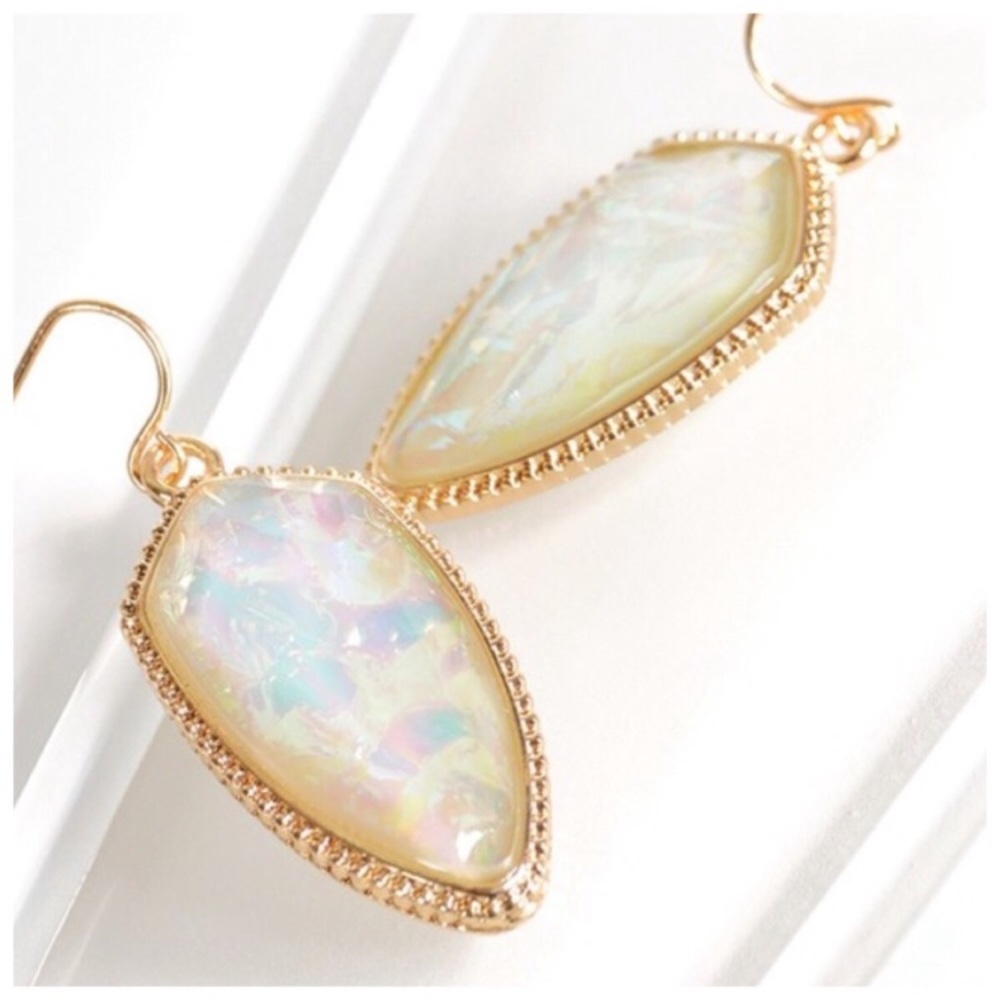 ✨SALE!!!✨LAST 1!✨NEW! CHIC OPAL MINT GOLD BEIGE DROP EARRINGS - Picture 2 of 2